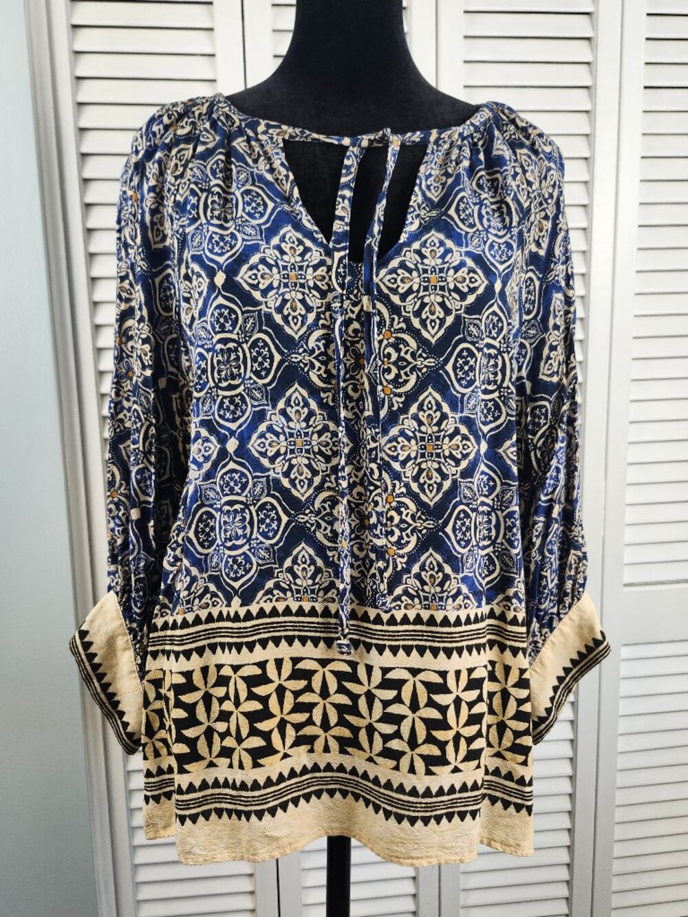 Karen Kane Blue Floral Geometric Blouse Split Tie Neck Size Medium
